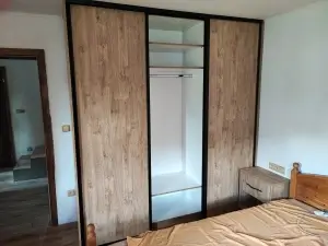 Truhlářství Hrdlička — Realizované práce | 8 | vestavěná skříň | Sezemice